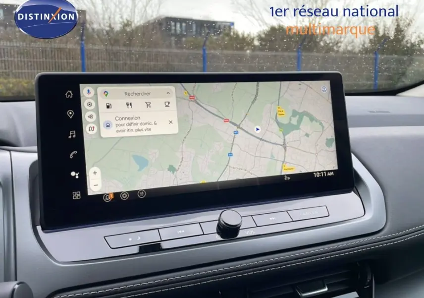 Écran tactile central affichant une carte de navigation, intégré dans le tableau de bord du Nissan Qashqai blanc nacré 2025.