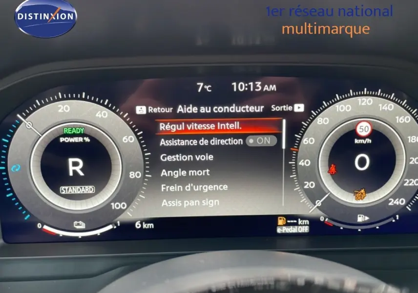 Tableau de bord numérique du Nissan Qashqai 2025 affichant l'aide au conducteur et la vitesse à 0 km/h.