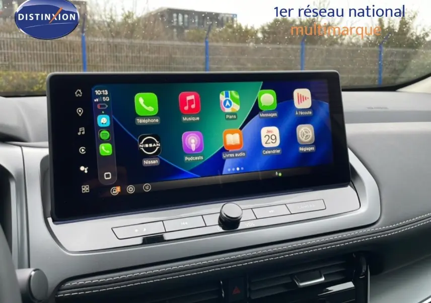 Écran tactile central du tableau de bord du Nissan Qashqai 2025, affichant l’interface Apple CarPlay.