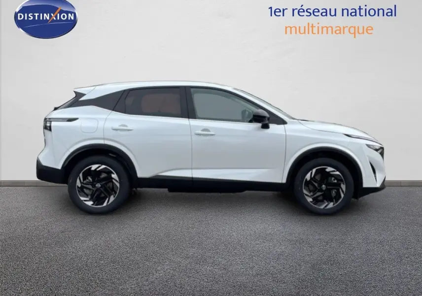 Vue de profil côté gauche du Nissan Qashqai blanc nacré métal 2025 avec jantes noires et toit contrasté.