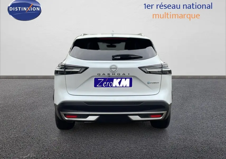 Vue arrière du Nissan Qashqai blanc nacré métal 2025 avec logo e-Power et feux arrière LED distinctifs.