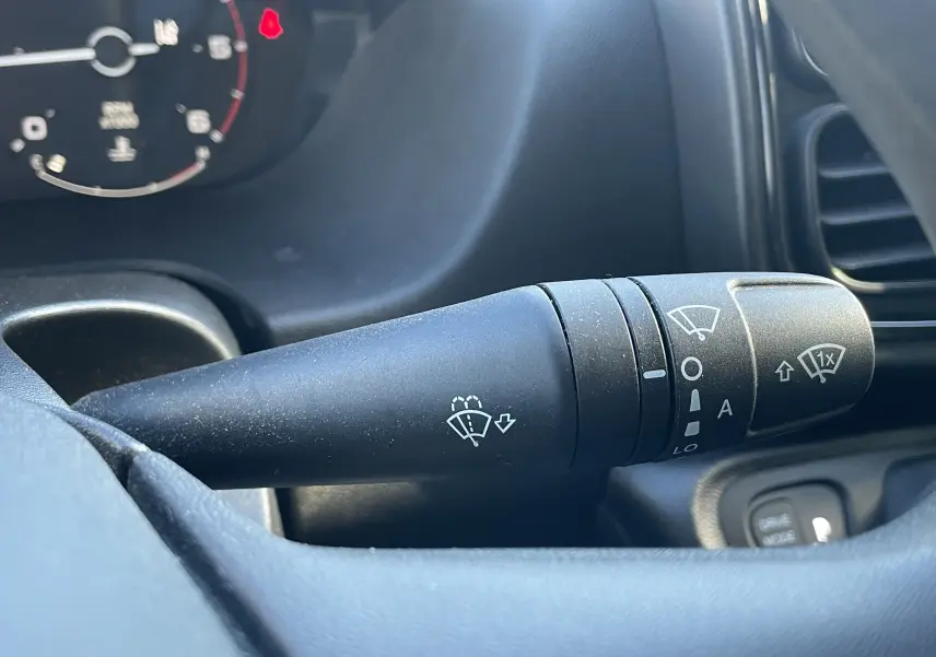 Gros plan sur la commande d’essuie-glace du Peugeot Boxer Fourgon blanc, vue intérieure côté conducteur.