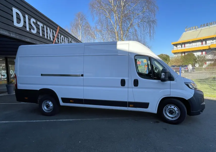 Vue latérale droite d'un Peugeot Boxer Fourgon blanc 2025 avec portes coulissantes et jantes acier 16 pouces.