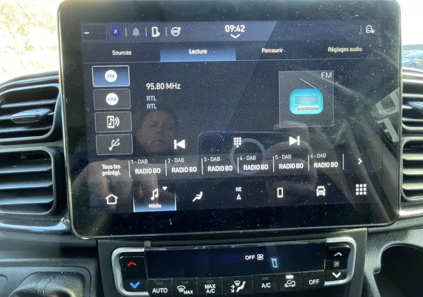 Écran tactile central du Peugeot Boxer Fourgon blanc 2025 affichant la radio FM et commandes climatisation.