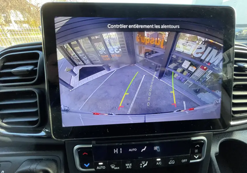 Vue intérieure de l’écran de caméra de recul du Peugeot Boxer Fourgon blanc, affichant l’arrière du véhicule en stationnement.