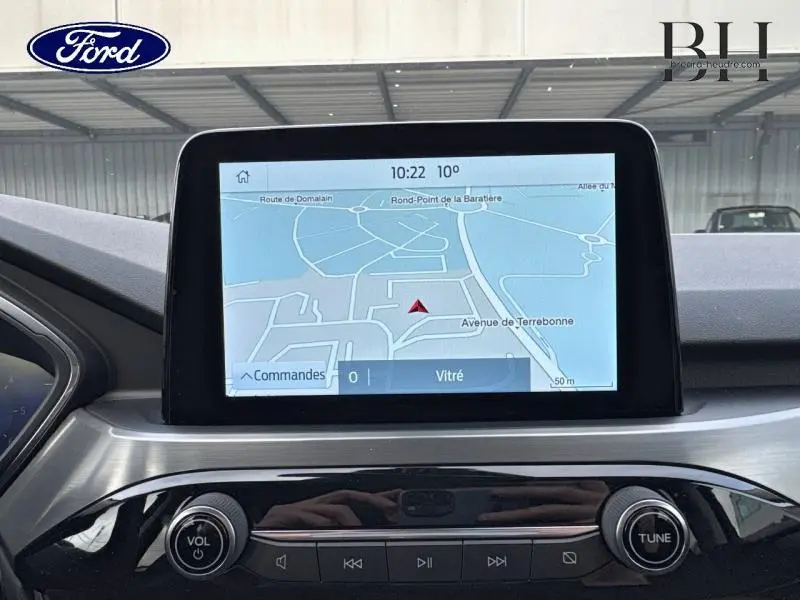 Écran tactile GPS central du Ford Kuga 2021, vue de face sur tableau de bord noir et argenté.
