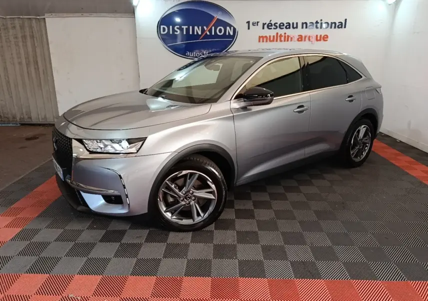 DS7 Crossback E-TENSE 225 gris foncé en 3/4 avant droit, avec jantes alliage et vitres teintées.