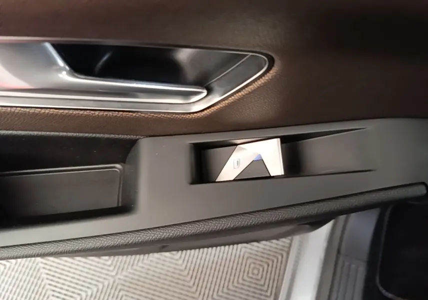Détail de la commande de lève-vitre côté conducteur dans l'habitacle du DS7 Crossback E-TENSE 225 Business.
