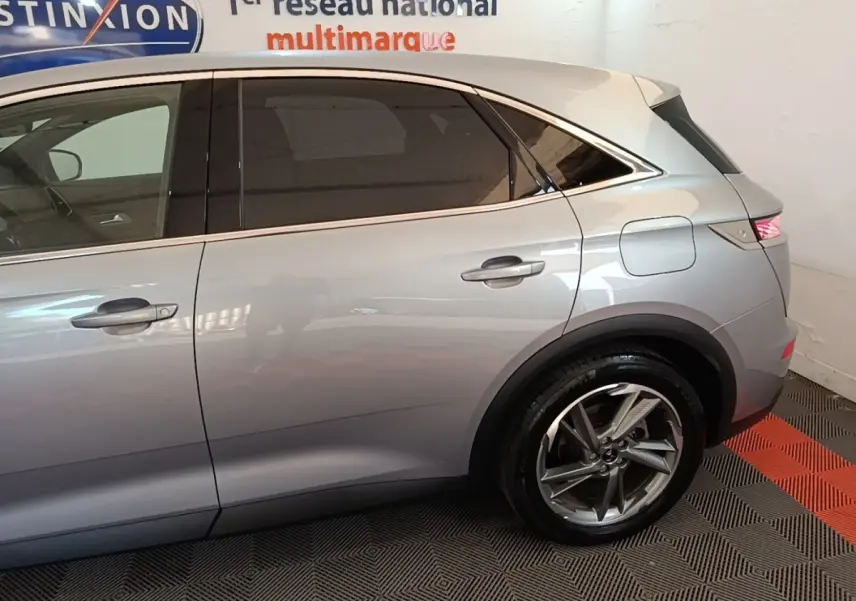 Vue côté droit arrière du DS7 Crossback E-TENSE 225 Business gris foncé avec jante alliage et vitres teintées.