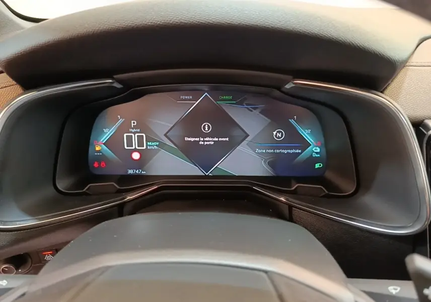 Vue rapprochée du tableau de bord digital du DS7 Crossback E-TENSE 225, affichage des informations de conduite.