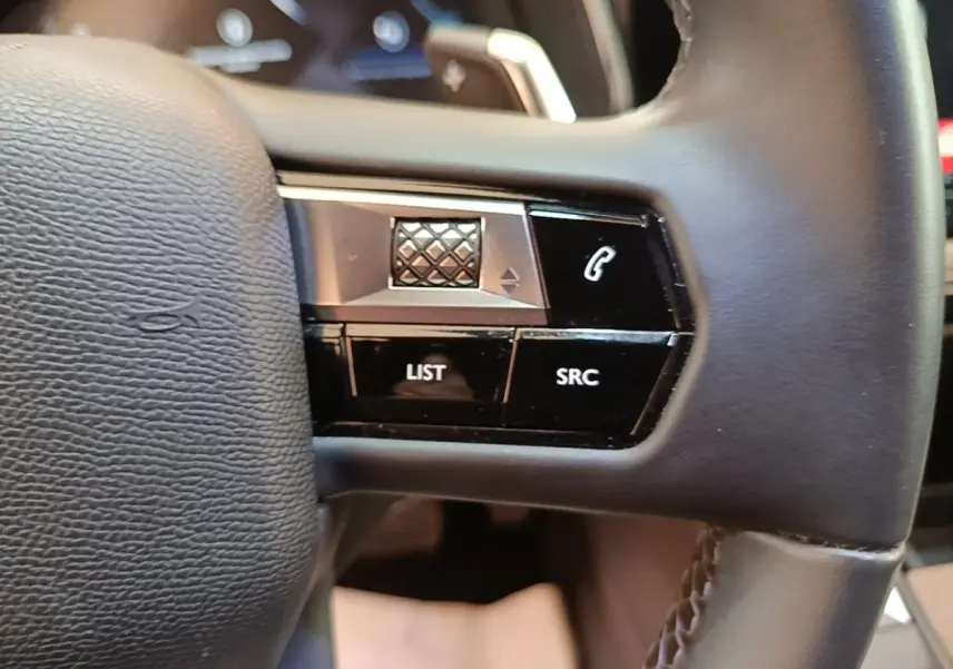 Gros plan sur le volant cuir multifonctions du DS7 Crossback E-TENSE 225 BUSINESS, boutons de commande visibles.