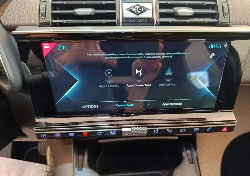 Écran tactile central du tableau de bord du DS7 Crossback E-TENSE 225 gris foncé, affichant Apple CarPlay et Android Auto.