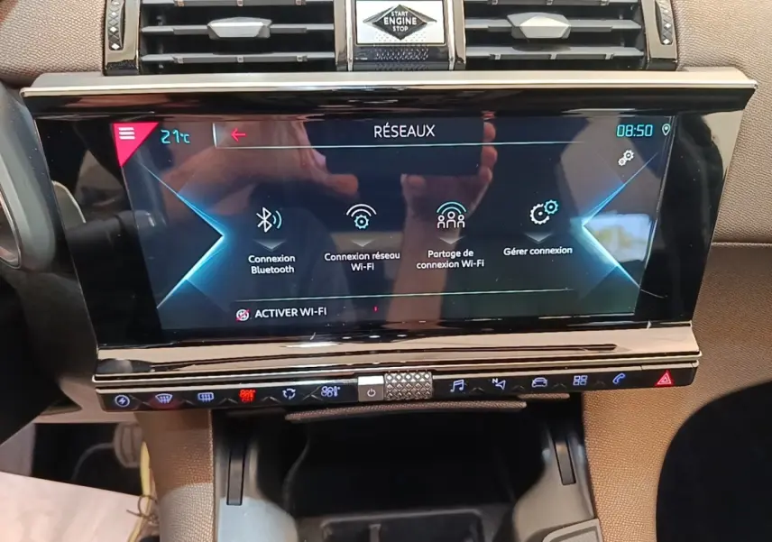 Vue rapprochée de l’écran tactile central du DS7 Crossback E-TENSE 225 Business, affichant le menu réseaux.