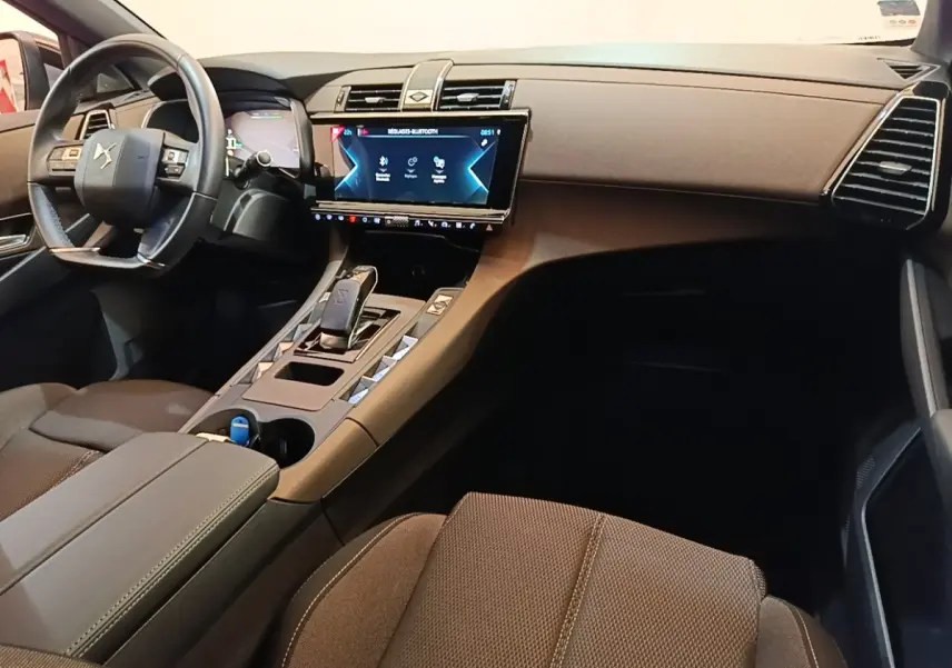 Intérieur du DS7 Crossback E-TENSE 225 Business, vue côté passager montrant tableau de bord et écran tactile central.