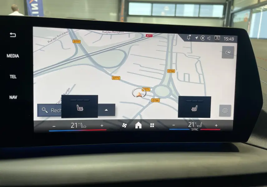 Écran tactile central de la BMW Série 1 120d M Sport 2025 affichant la navigation et le réglage de la climatisation.