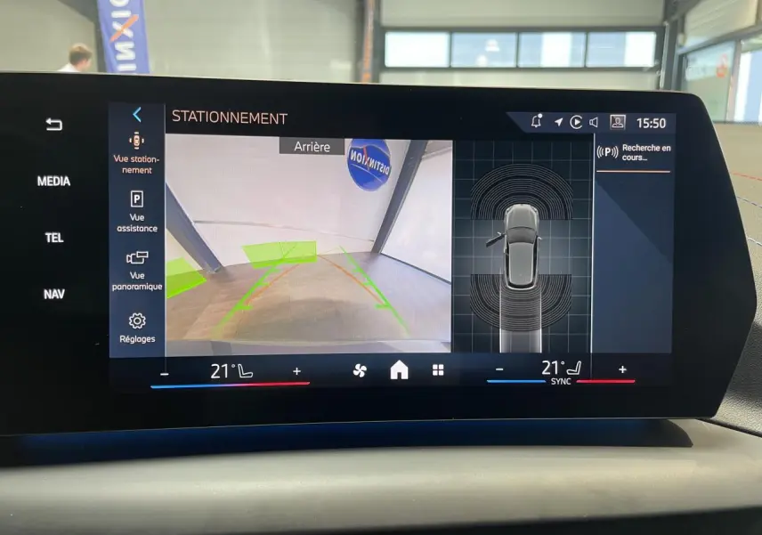 Écran de caméra de recul et vue 360° du BMW Série 1 gris, affichage intérieur du système de stationnement.