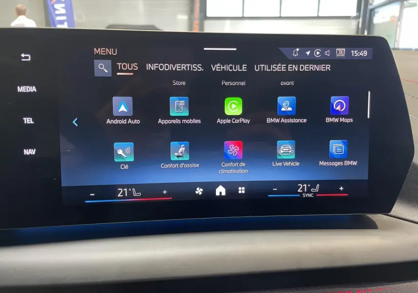 Écran tactile central affichant le menu multimédia et connectivité dans une BMW Série 1 120d M Sport 2025.