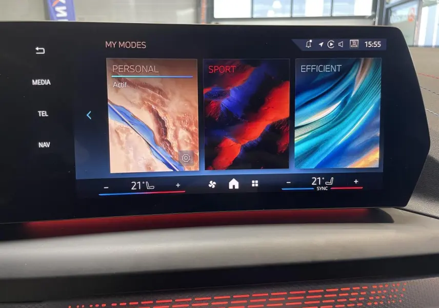 Écran tactile central de la BMW Série 1 120d M Sport 2025 affichant les modes de conduite Personal, Sport et Efficient.