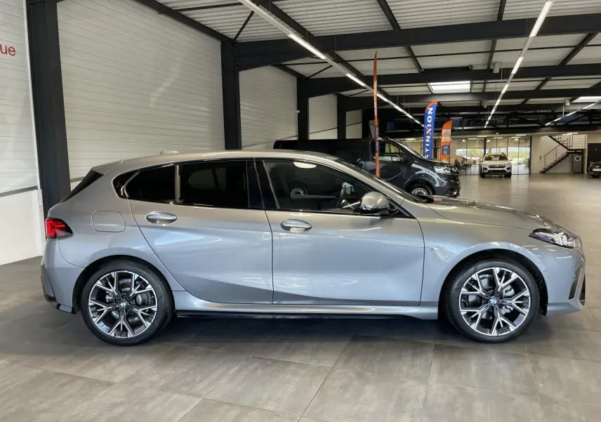 BMW Série 1 120d M Sport gris vue de profil côté gauche avec jantes 18 pouces bicolores et détails M Sport.