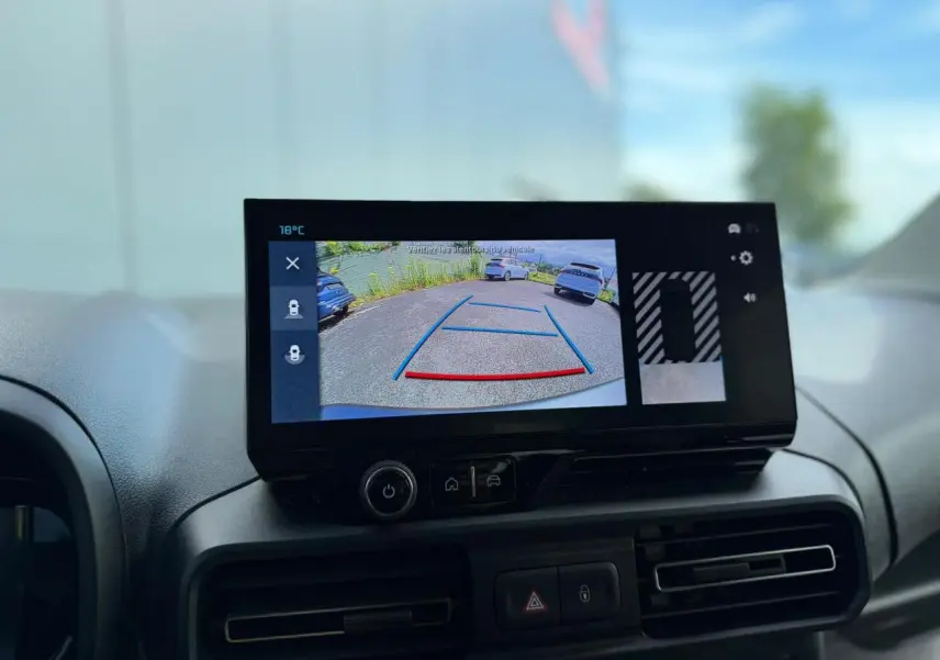 Écran tactile intérieur du Citroën Berlingo Multispace 2026 montrant la caméra de recul en action.