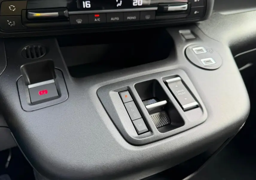 Gros plan sur la console centrale du Citroën Berlingo Multispace 2026, montrant la commande de boîte auto et le sélecteur de mode de conduite.