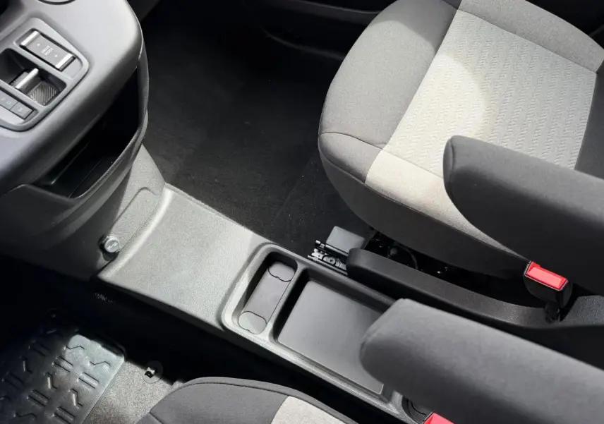 Vue intérieure du Citroën Berlingo Multispace 2026 montrant la console centrale et les sièges gris clair et foncé.