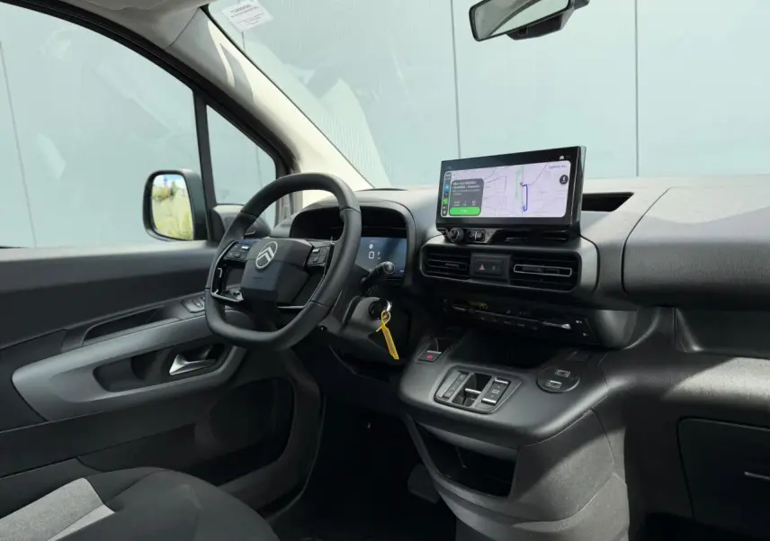 Intérieur du Citroën Berlingo Multispace 2026 vu côté conducteur, tableau de bord noir avec écran tactile central.