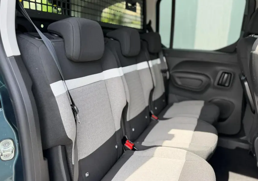 Vue intérieure côté droit des trois sièges arrière indépendants gris et noirs du Citroën Berlingo Multispace 2026.