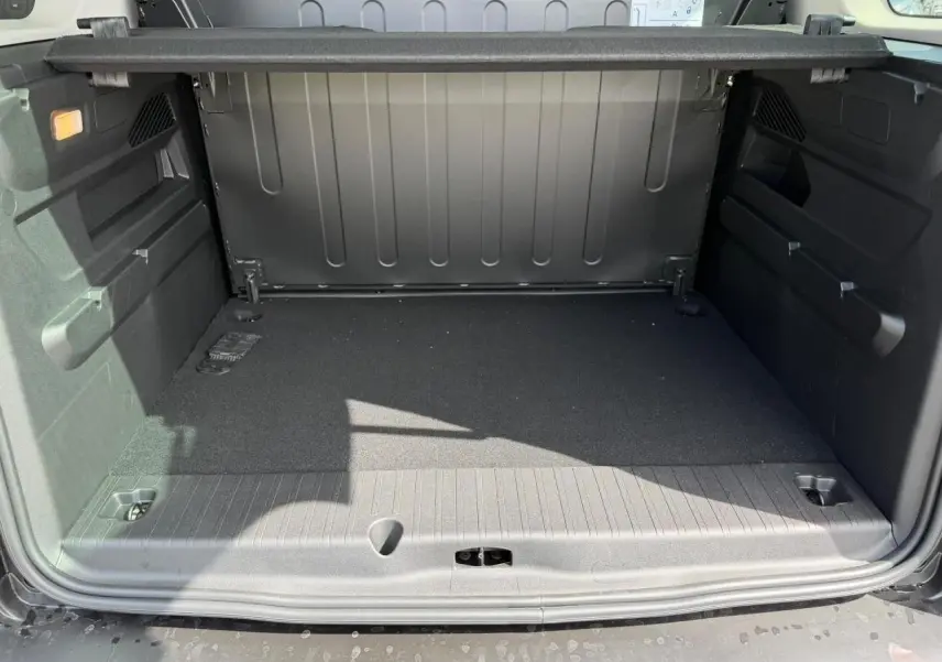 Vue intérieure du coffre spacieux du Citroën Berlingo Multispace 2026, avec tapis noir et habillage gris foncé.