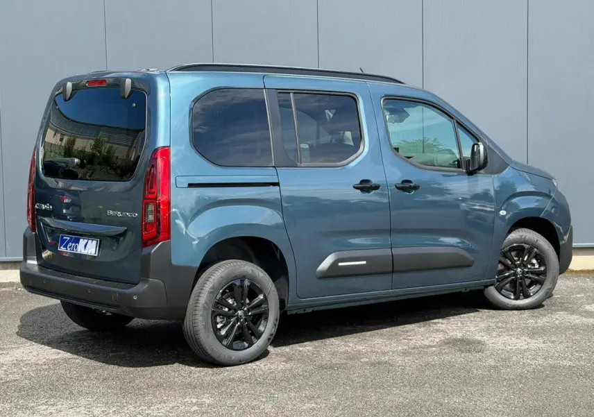 Vue 3/4 arrière droite du Citroën Berlingo Multispace bleu Kiama avec jantes alliage noires et lunette arrière ouvrante.