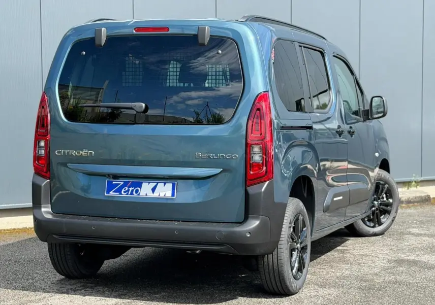 Vue 3/4 arrière droite d'un Citroën Berlingo Bleu Kiama avec lunette arrière ouvrante et jantes alliage noires.