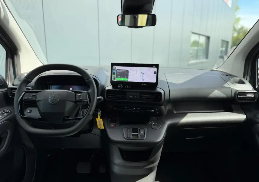 Vue intérieure frontale du tableau de bord du Citroën Berlingo Multispace 2026 avec écran tactile et volant multifonctions noir.
