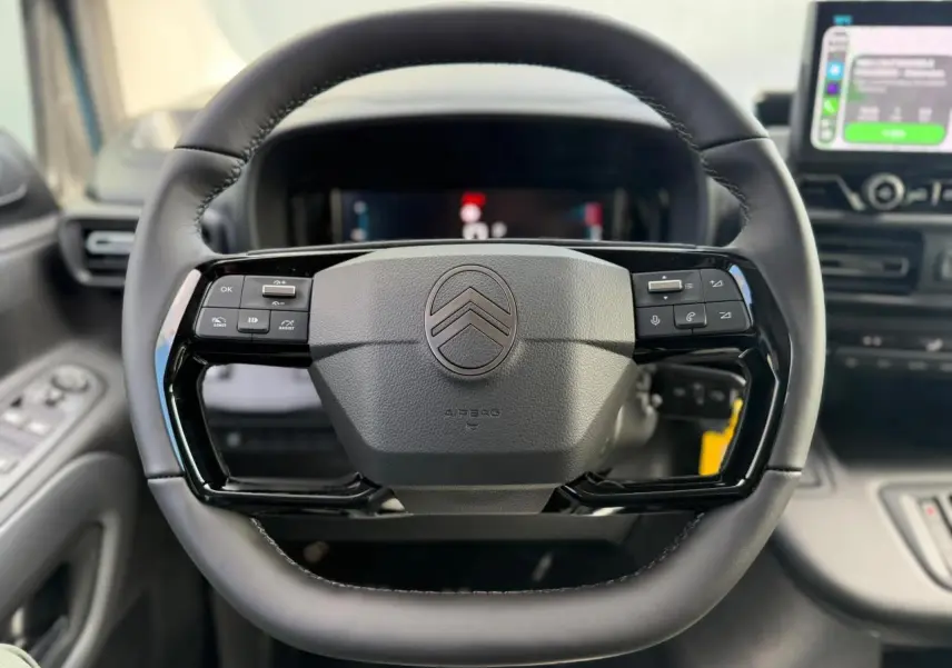 Volant cuir multifonctions noir de Citroën Berlingo Multispace 2026, vue frontale centrée sur les commandes intégrées.