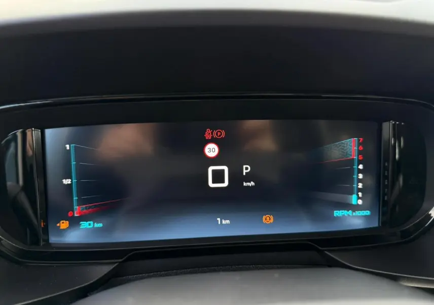 Combiné numérique 10 pouces du Citroën Berlingo Multispace 2026 affichant vitesse, régime et alertes au tableau de bord.