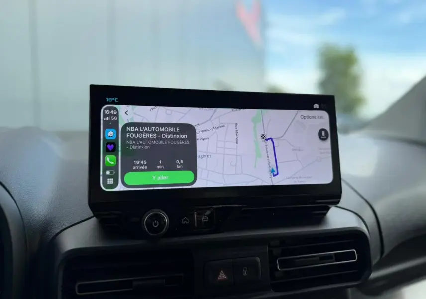 Vue rapprochée de l'écran tactile 10 pouces du tableau de bord du Citroën Berlingo Multispace 2026, affichant la navigation.