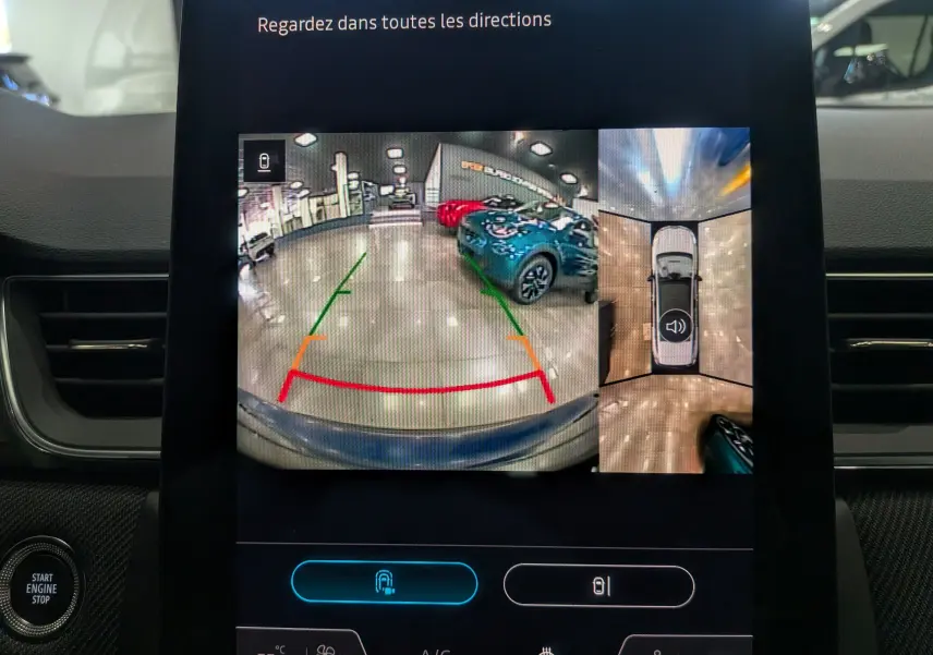 Affichage caméra 360° du Renault Captur E-TECH bleu Iron avec toit noir, vue arrière et plan en plongée intérieur véhicule.