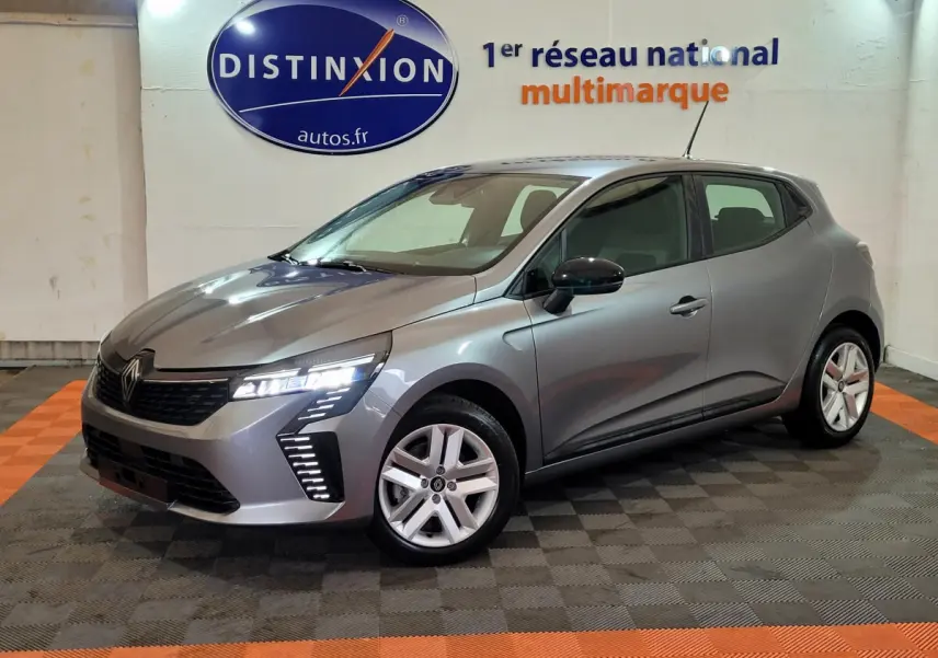 Renault Clio Evolution Blue dCi 100 gris foncé vue 3/4 avant avec feux LED et jantes alliage dans un showroom