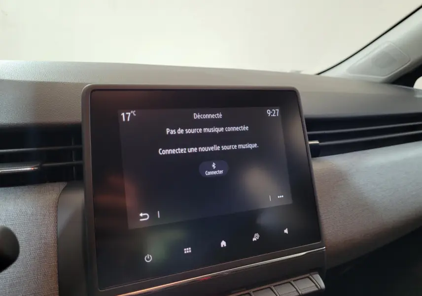 Écran tactile central affichant la connexion Bluetooth dans l’habitacle gris clair d’une Renault Clio 2025.