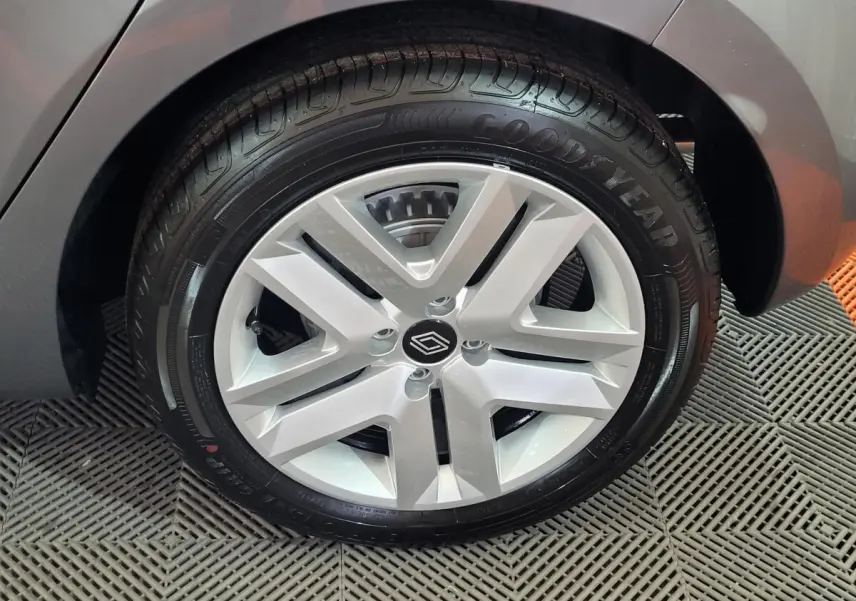 Gros plan sur la roue arrière droite d'une Renault Clio gris foncé, avec jante en alliage et pneu Goodyear.