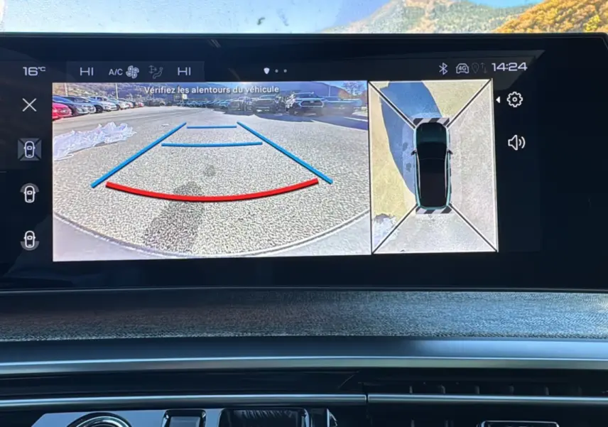 Écran central du Peugeot 3008 Hybrid 145 GT montrant la caméra de recul et la vue 360° en intérieur.