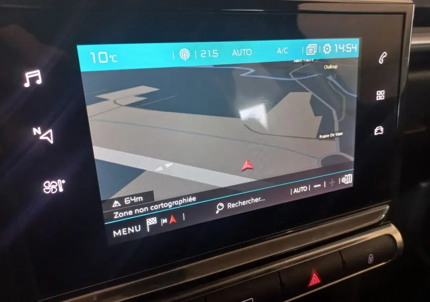 Écran tactile central de navigation affichant une carte dans l’habitacle d’une Citroën C3 noire 2024.
