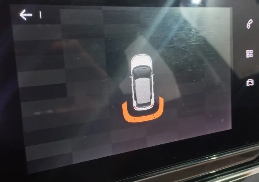 Affichage tactile central montrant la Citroën C3 noire vue de dessus avec alerte de proximité arrière en orange.
