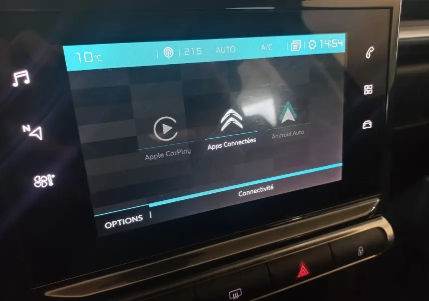 Écran tactile central de la Citroën C3 2024 affichant Apple CarPlay et Android Auto, ambiance intérieure noire.
