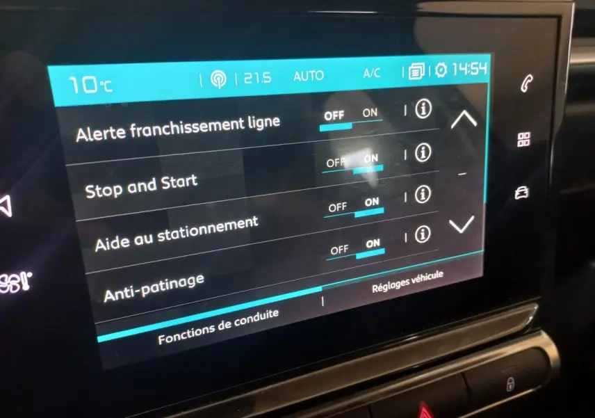 Écran tactile central de la Citroën C3 noire 2024 affichant les réglages d’aides à la conduite.