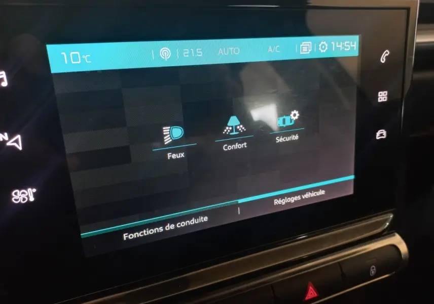 Écran tactile central de la Citroën C3 2024 noir affichant les réglages des fonctions de conduite.