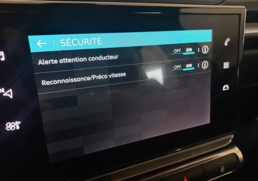 Écran tactile central de la Citroën C3 2024 affichant les options de sécurité activées, vue intérieure rapprochée.