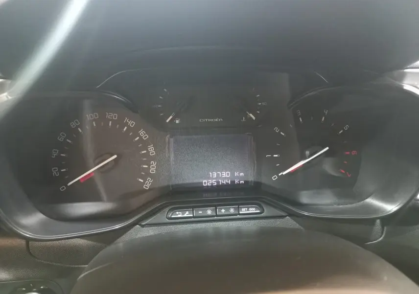 Vue rapprochée du tableau de bord de la Citroën C3 2024, affichant le compteur de vitesse et le compte-tours.