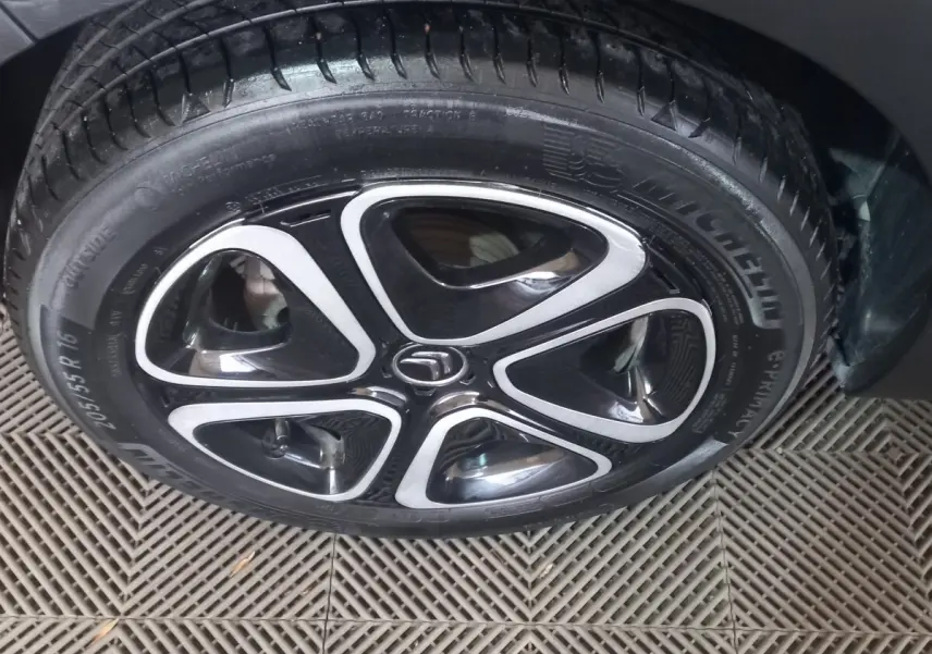 Gros plan sur la roue avant droite noire avec jante alliage au design moderne de la Citroën C3 2024.