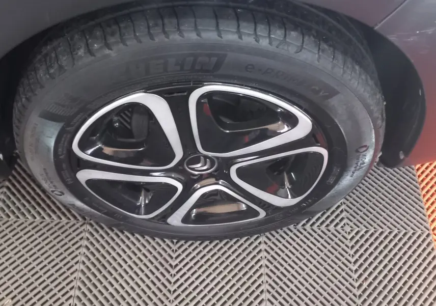 Gros plan sur la roue avant gauche noire de la Citroën C3 2024 avec jante alliage au design moderne.