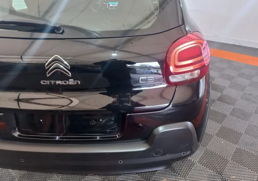 Vue arrière de la Citroën C3 noire 2024, mettant en valeur le feu arrière droit et le logo distinctif sur le hayon.